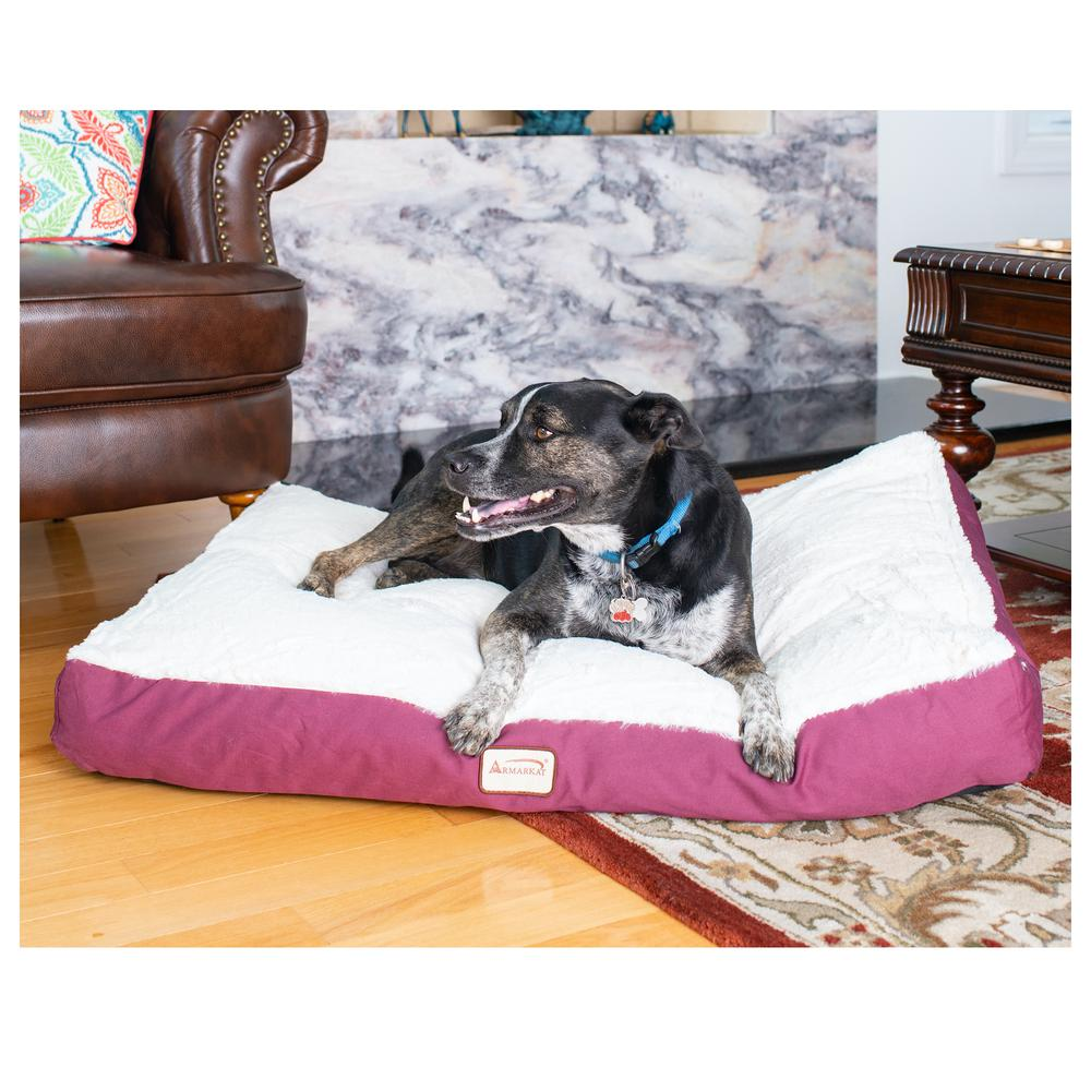 Alfombra grande para cama para mascotas de Armarkat, color marfil y burdeos, modelo M02HJH/MB-L con lujoso cojín de relleno de poliéster para perros