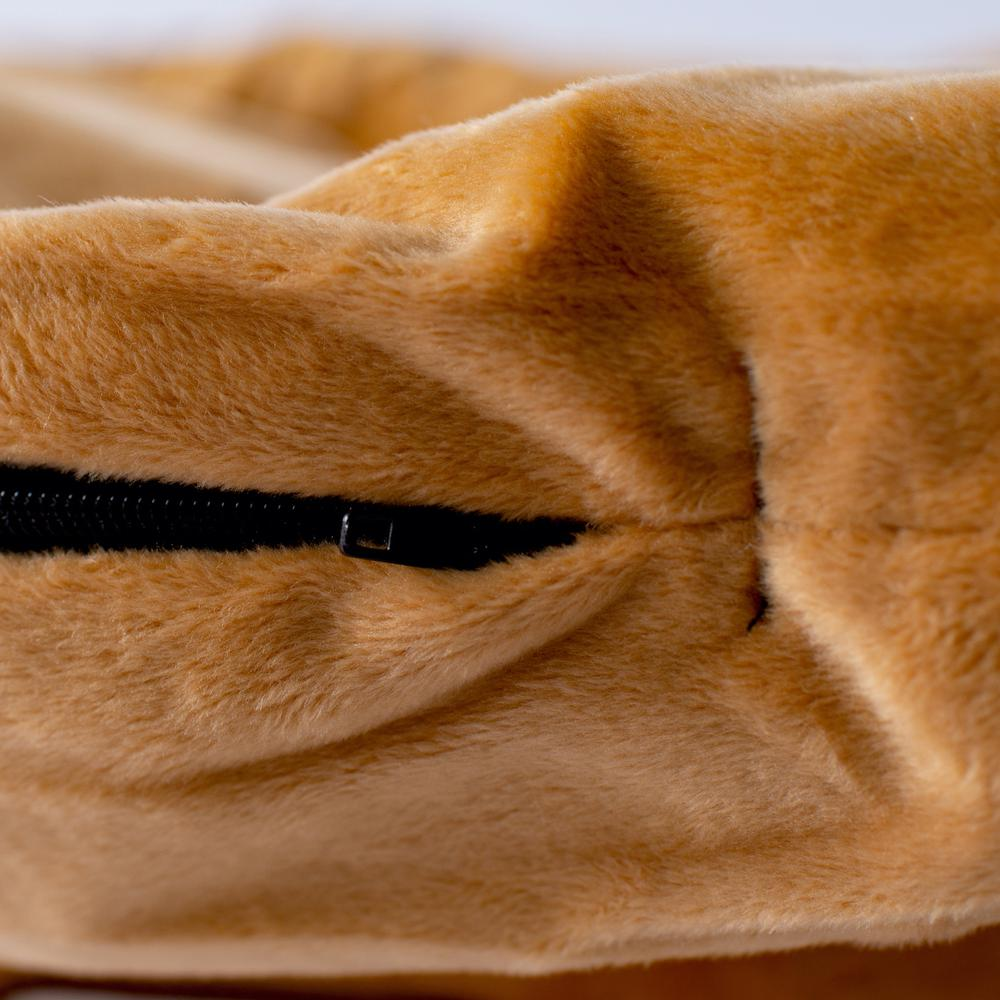 Cama y tapete grande para mascotas con refuerzo Armarkat en color marrón tierra - Modelo D02CZS-L