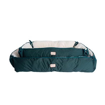 Cama y tapete extra grande para mascotas Armarkat en verde y marfil - Modelo D04HML/MB-X