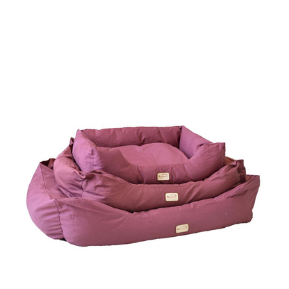 Armarkat Cama mediana para mascotas reforzada en color burdeos - Cama para mascotas de lona impermeable con base antideslizante