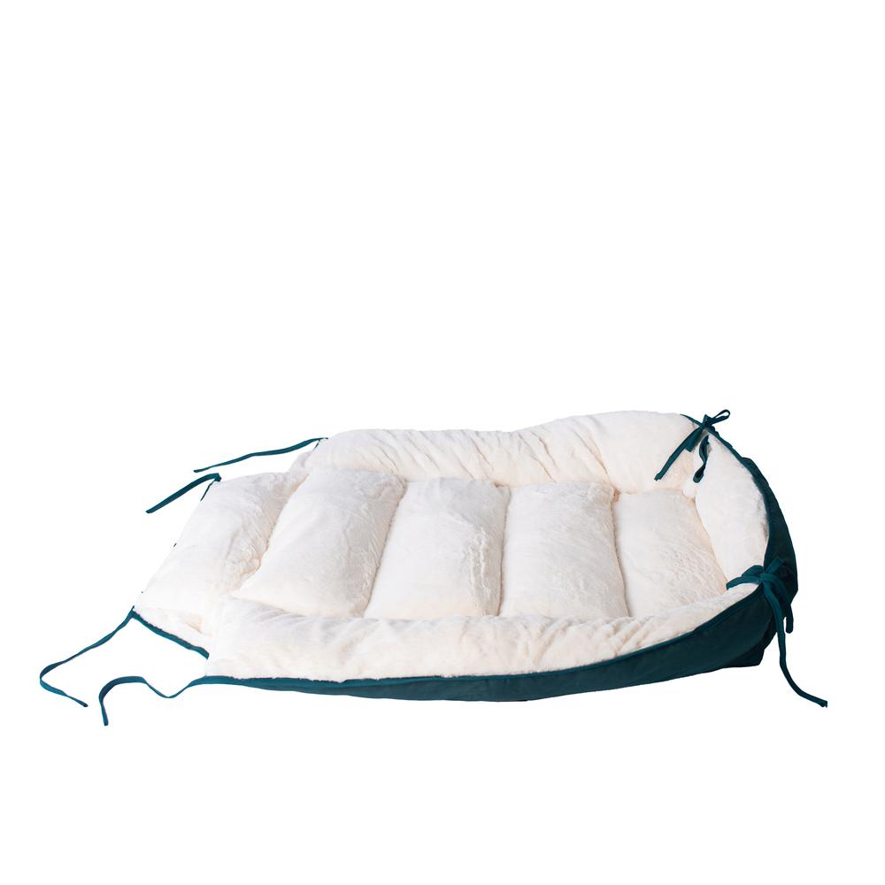 Cama y tapete extra grande para mascotas Armarkat en verde y marfil - Modelo D04HML/MB-X